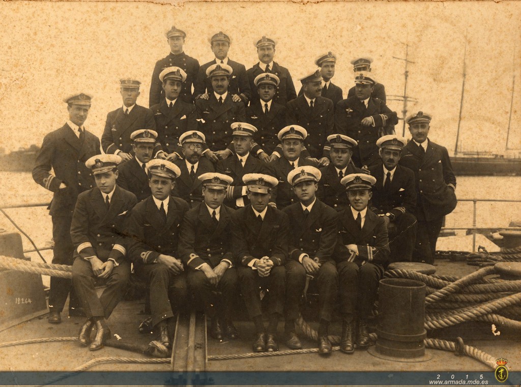 El Comandante de la Flotilla de Submarinos, CF Mateo García de los Reyes, junto con comandantes y oficiales de su Estado Mayor a bordo del "Kanguro" durante una visita a las Islas Canarias. Año 1924.